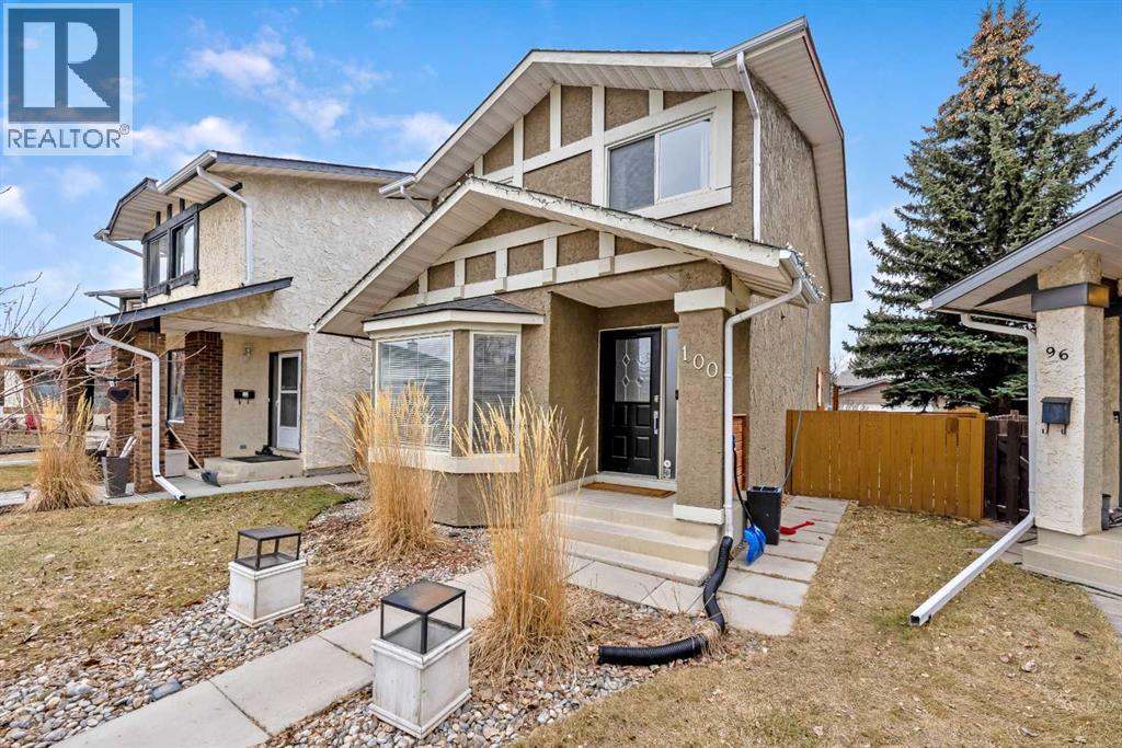 100 Woodfield Green SW, Calgary, Alberta  T2W 3T9 - Photo 2 - A2296479