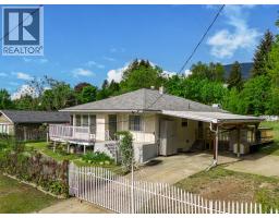 3404 4th Avenue, Castlegar, British Columbia