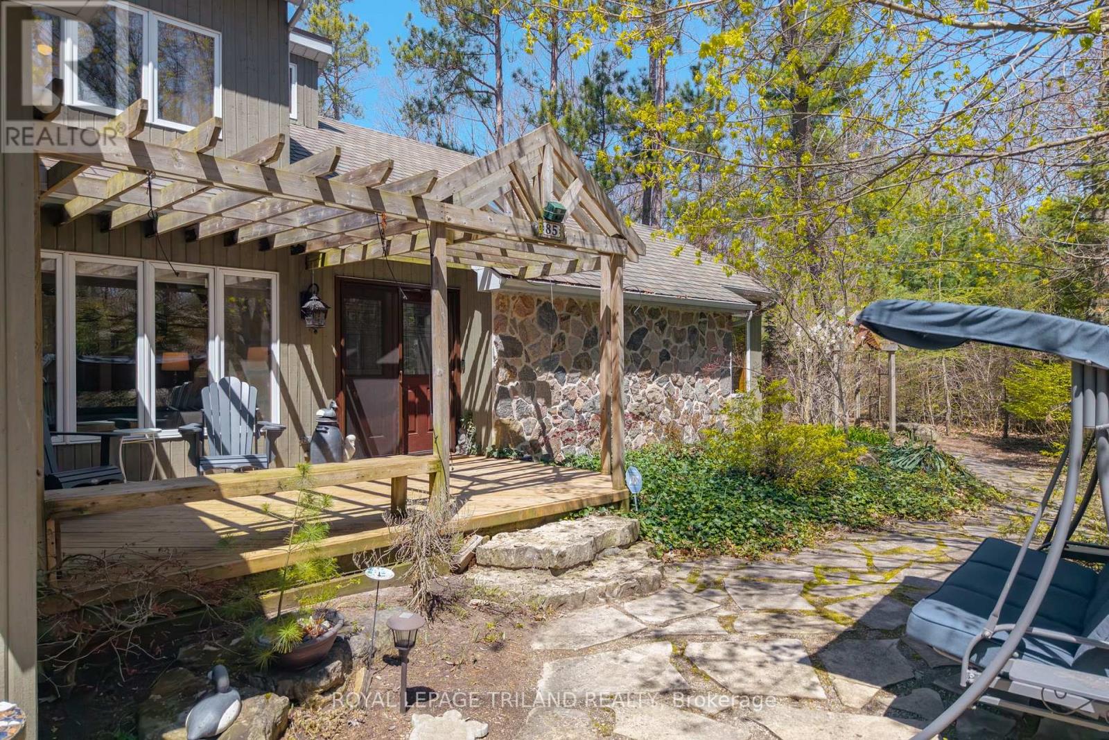 10441 Pinetree Drive, Lambton Shores, Ontario  N0M 1T0 - Photo 12 - X13105788