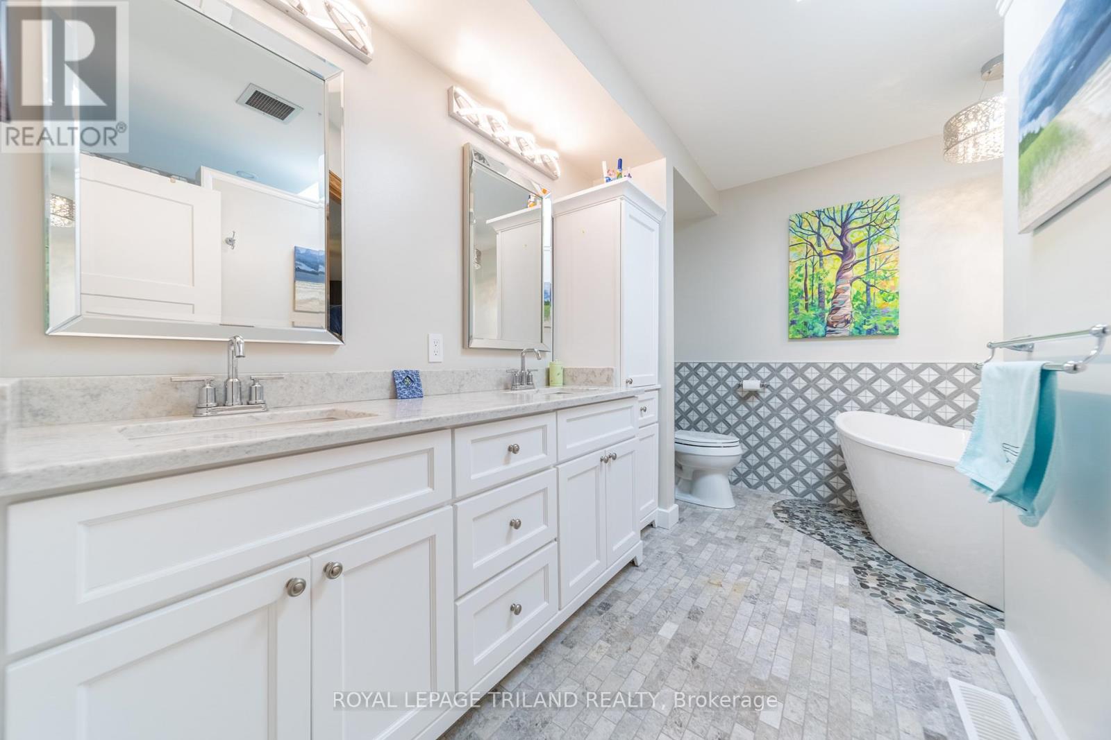 10441 Pinetree Drive, Lambton Shores, Ontario  N0M 1T0 - Photo 3 - X13105788