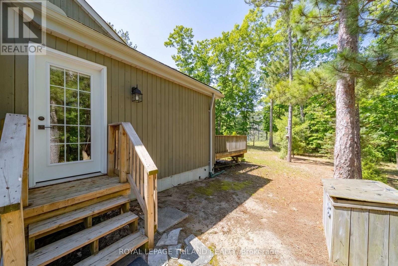10441 Pinetree Drive, Lambton Shores, Ontario  N0M 1T0 - Photo 31 - X13105788
