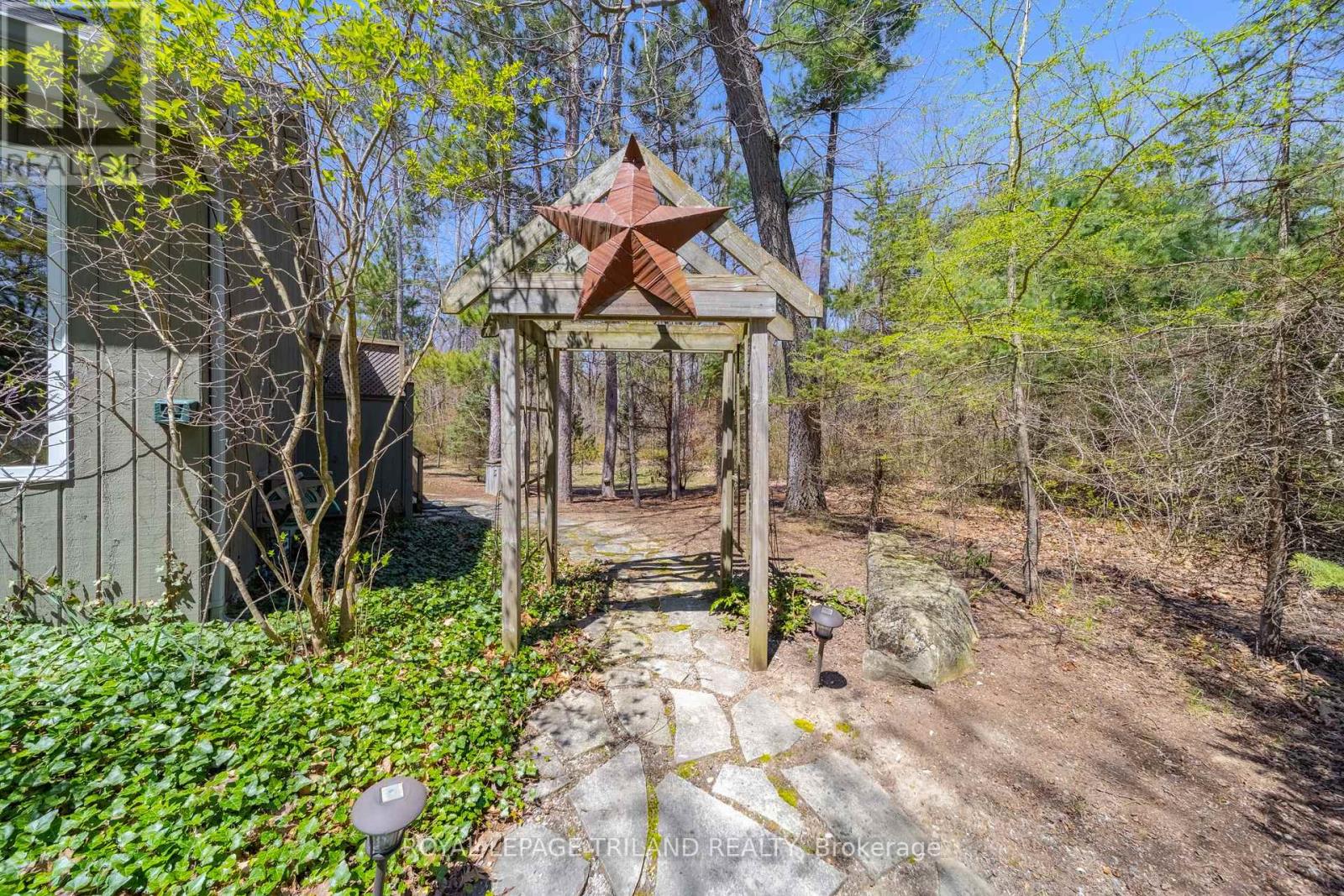 10441 Pinetree Drive, Lambton Shores, Ontario  N0M 1T0 - Photo 44 - X13105788