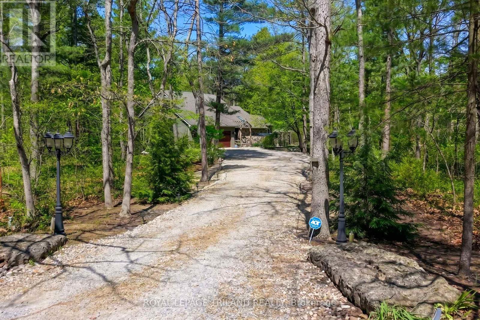 10441 Pinetree Drive, Lambton Shores, Ontario  N0M 1T0 - Photo 9 - X13105788