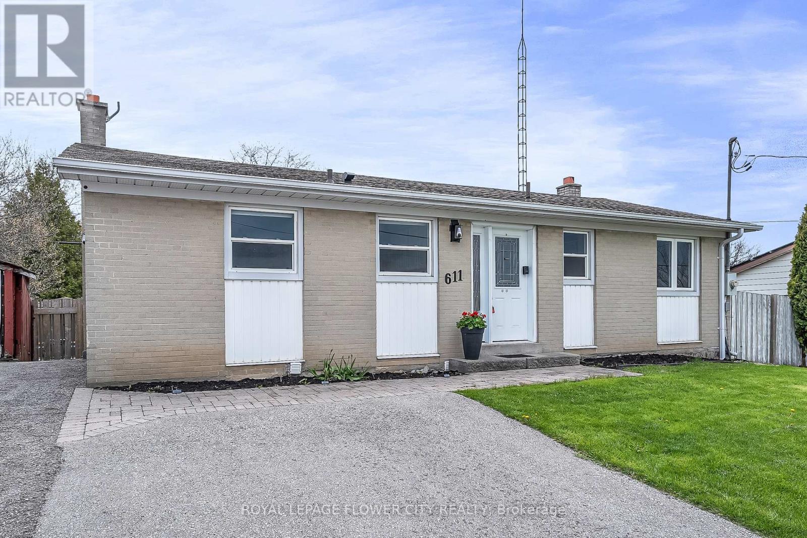 611 Harriet Street, Whitby (Downtown Whitby), Ontario  L1N 1L4 - Photo 2 - E13105748