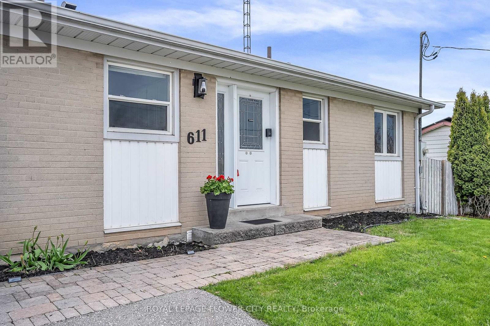 611 Harriet Street, Whitby (Downtown Whitby), Ontario  L1N 1L4 - Photo 4 - E13105748