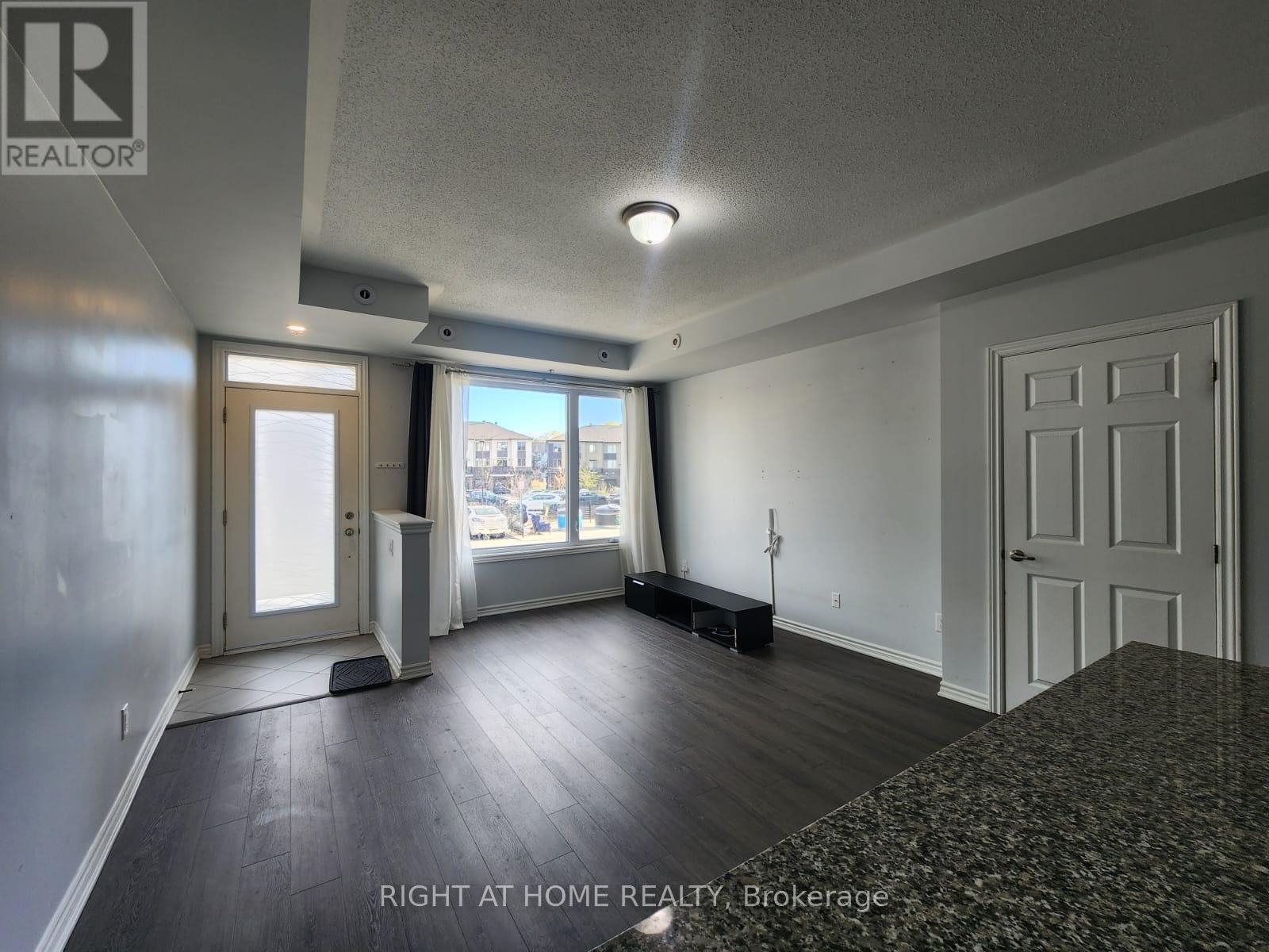 555 Takamose Pvt, Ottawa, Ontario  K1K 5A5 - Photo 4 - X12927150