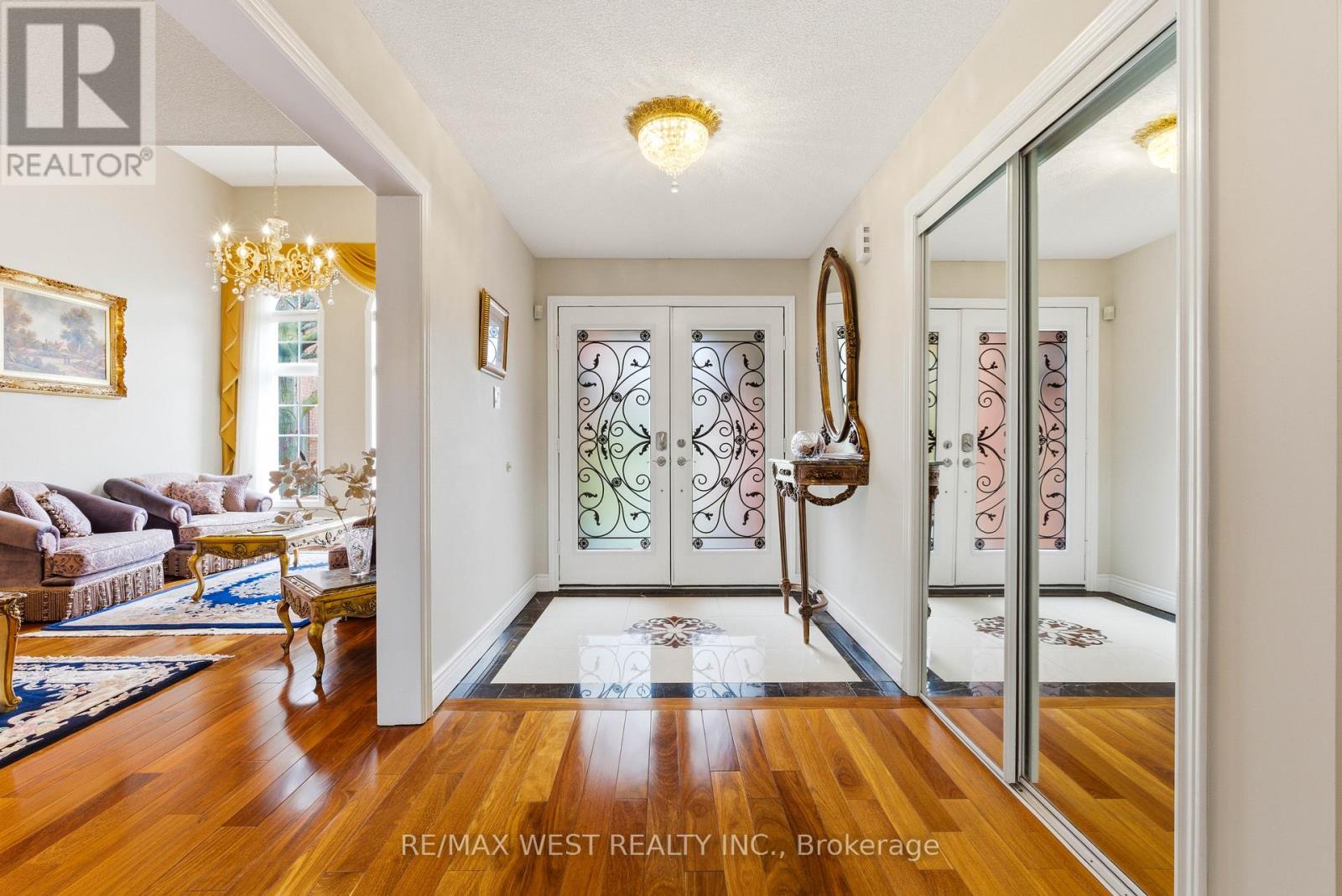 2197 Shaftesbury Court, Oakville, Ontario  L6H 6C6 - Photo 4 - W13105736