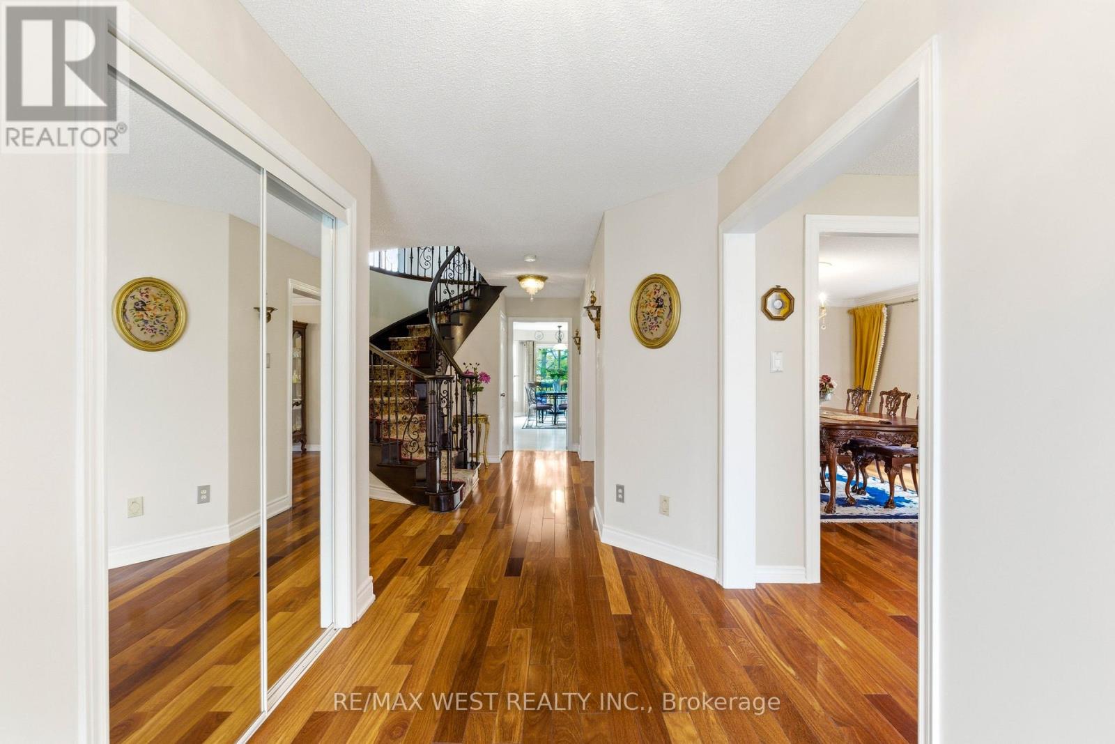 2197 Shaftesbury Court, Oakville, Ontario  L6H 6C6 - Photo 5 - W13105736