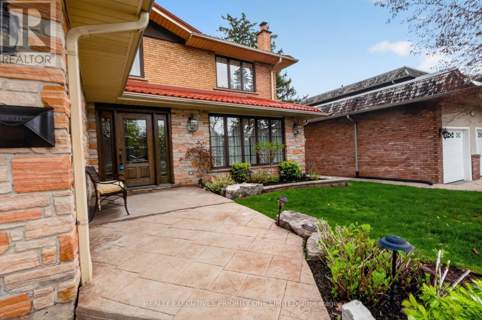 1149 Spragg Court, Mississauga, Ontario  L5C 2Z9 - Photo 3 - W13105758