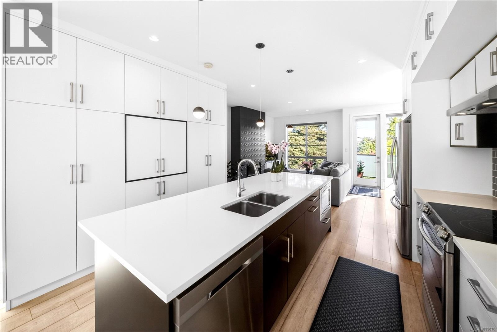 1 1052 Tillicum Rd, Esquimalt, British Columbia  V9A 2A3 - Photo 4 - 1033670