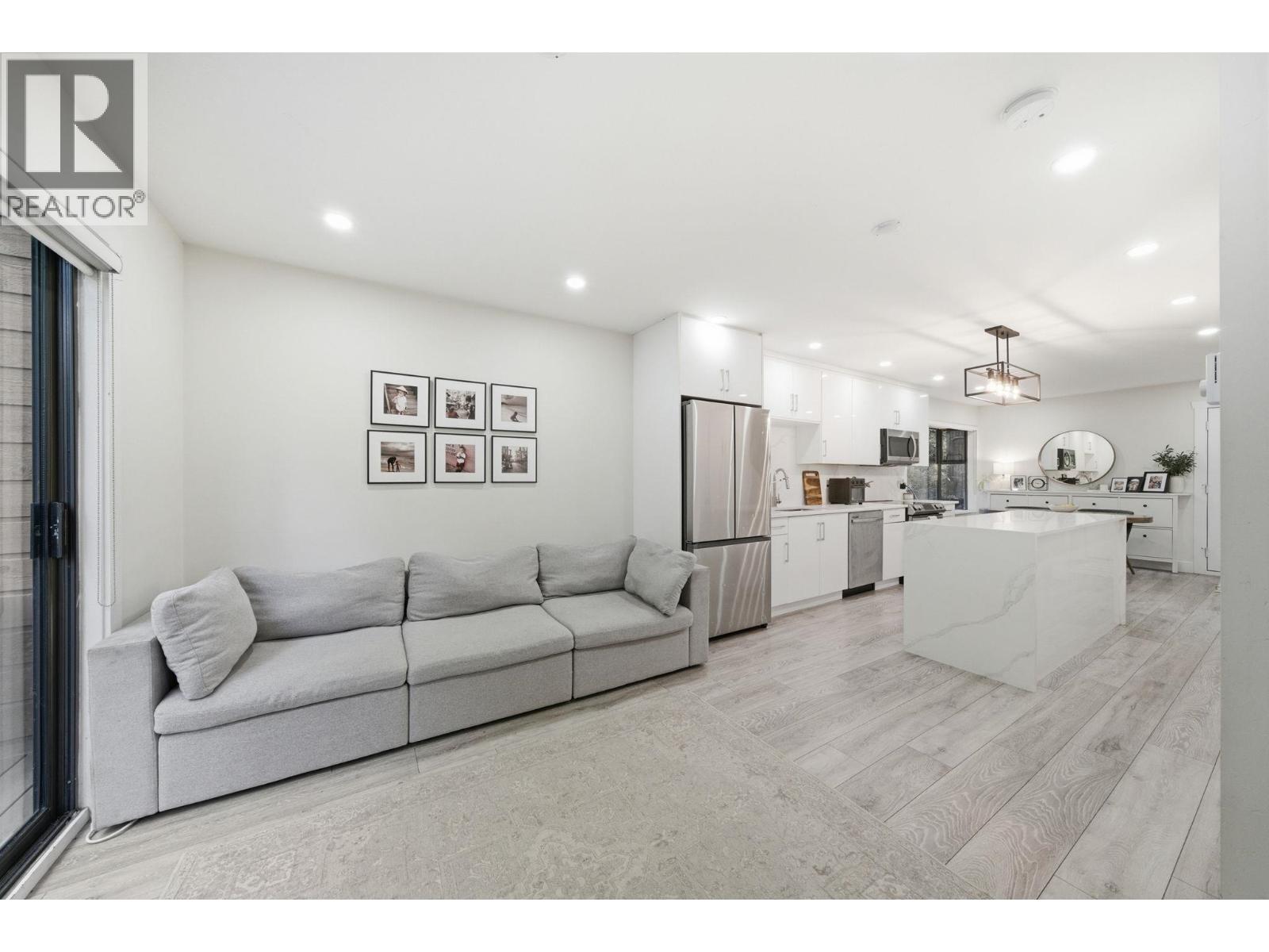 4328 Garden Grove Drive, Burnaby, British Columbia  V5G 4G6 - Photo 3 - R3115296