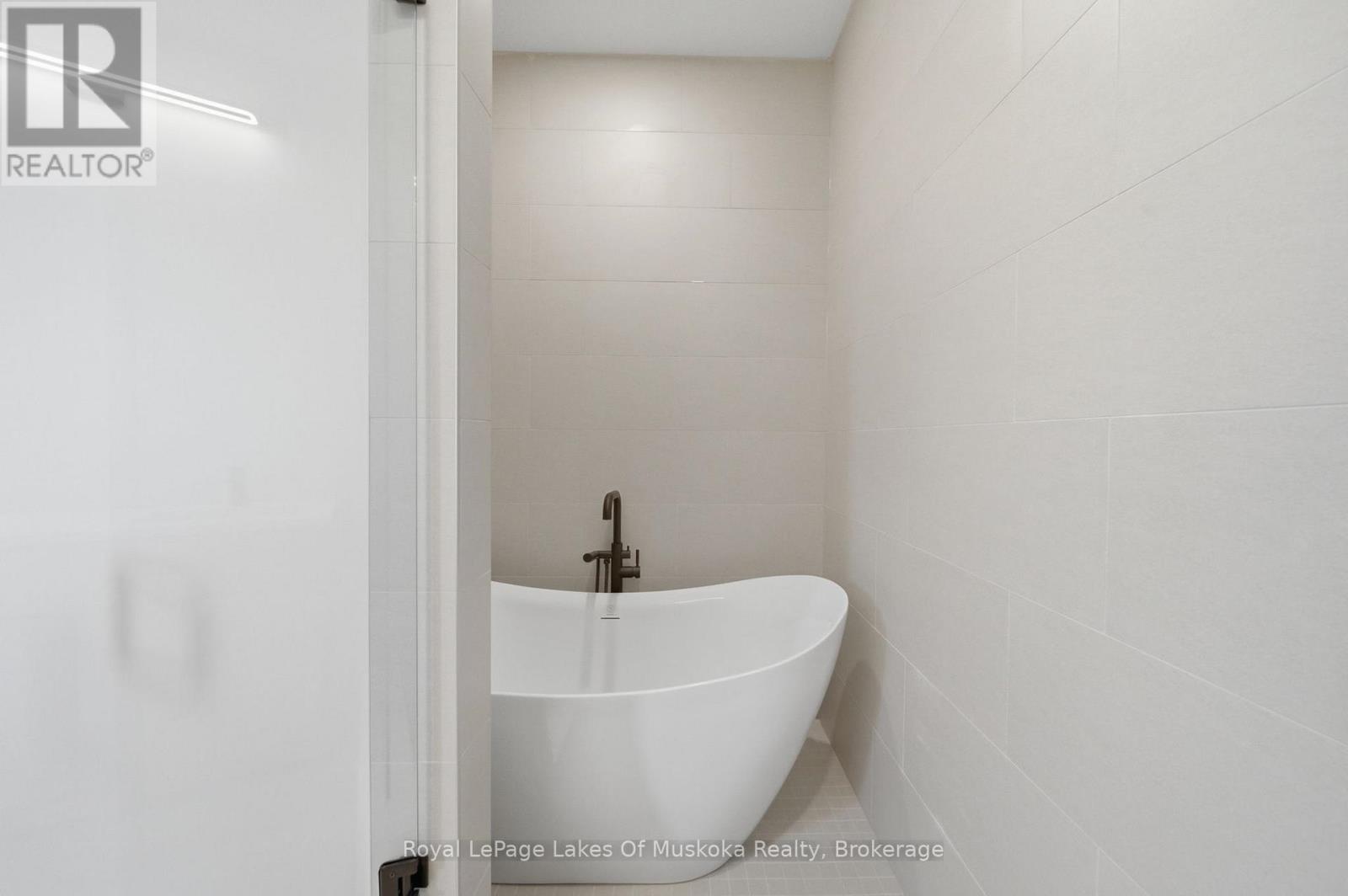 21 Henry Ball Court, Oro-Medonte, Ontario  L0K 2G1 - Photo 6 - S13105886