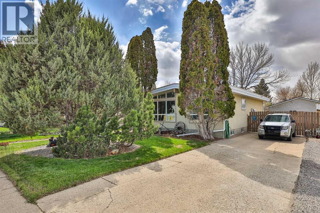 1702 26 Street S, Lethbridge, Alberta  T1K 2N6 - Photo 2 - A2308279