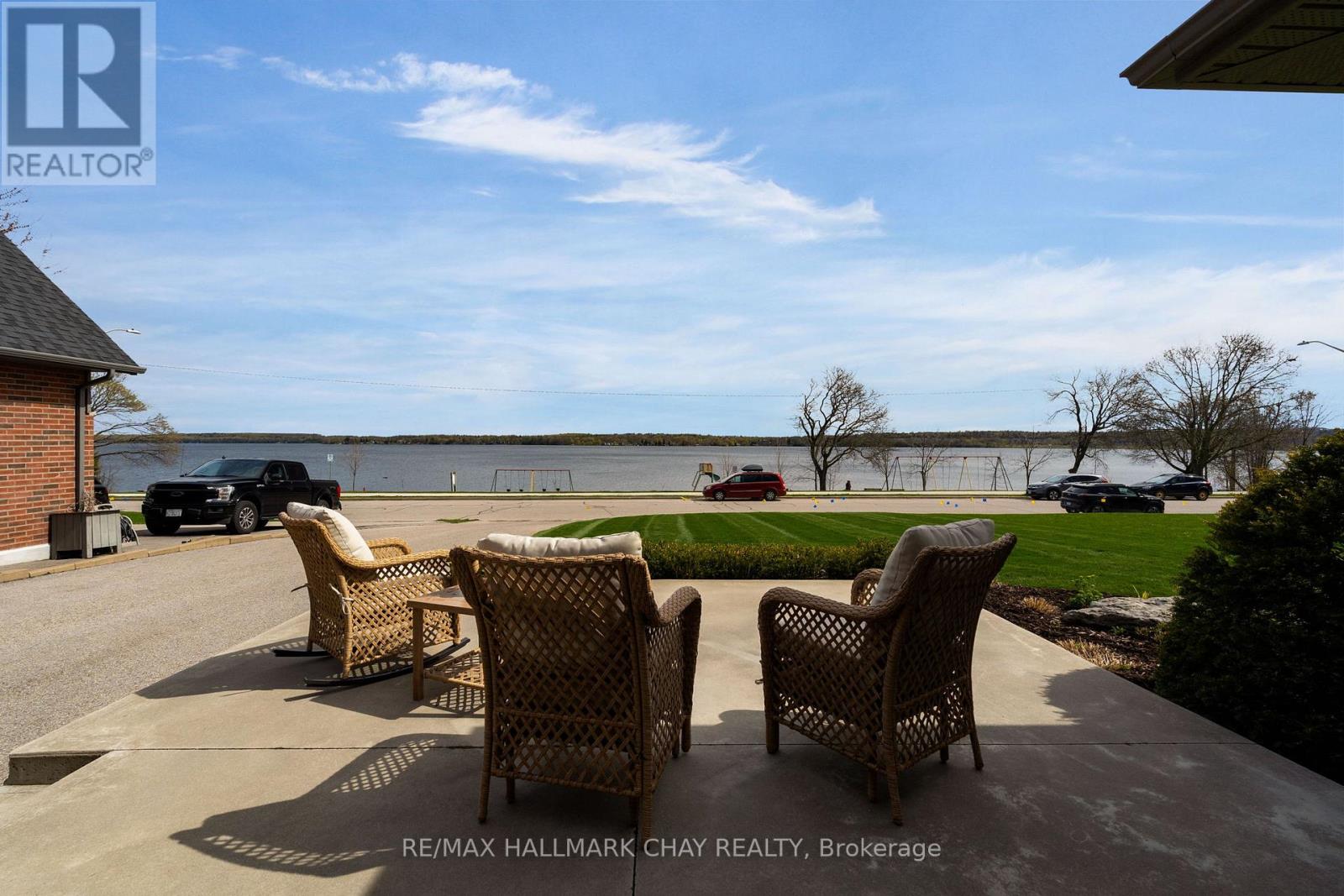 68 Kempenfelt Drive, Barrie (North Shore), Ontario  L4M 1C1 - Photo 2 - S13105876