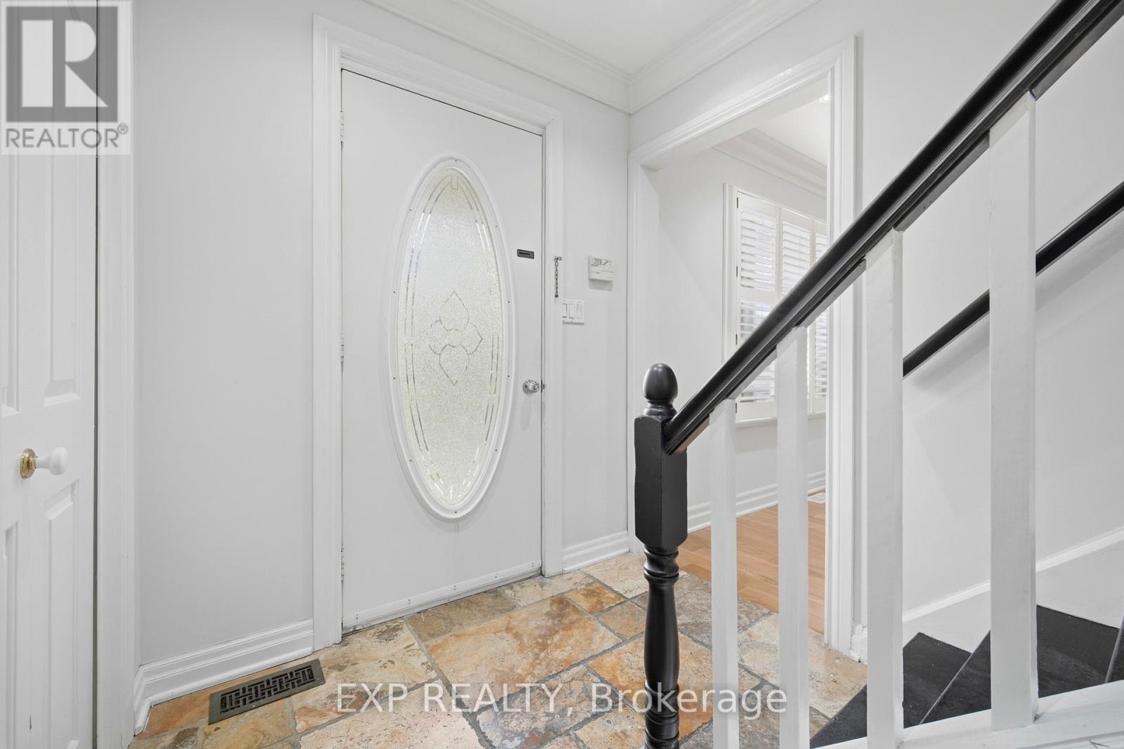 2065 Westfield Drive, Mississauga, Ontario  L4Y 1P2 - Photo 5 - W13105880
