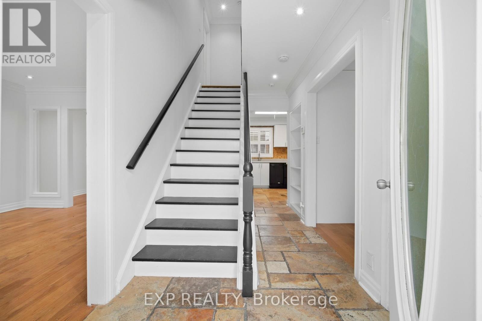 2065 Westfield Drive, Mississauga, Ontario  L4Y 1P2 - Photo 6 - W13105880