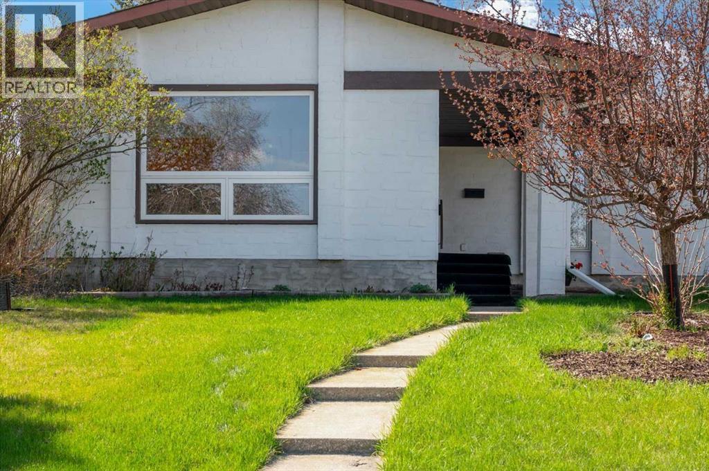 740 Canfield Place SW, Calgary, Alberta  T2W 1K6 - Photo 4 - A2309607