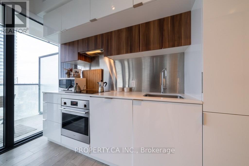 1303 - 185 Roehampton Avenue, Toronto (Mount Pleasant West), Ontario  M4P 1R4 - Photo 2 - C13105990