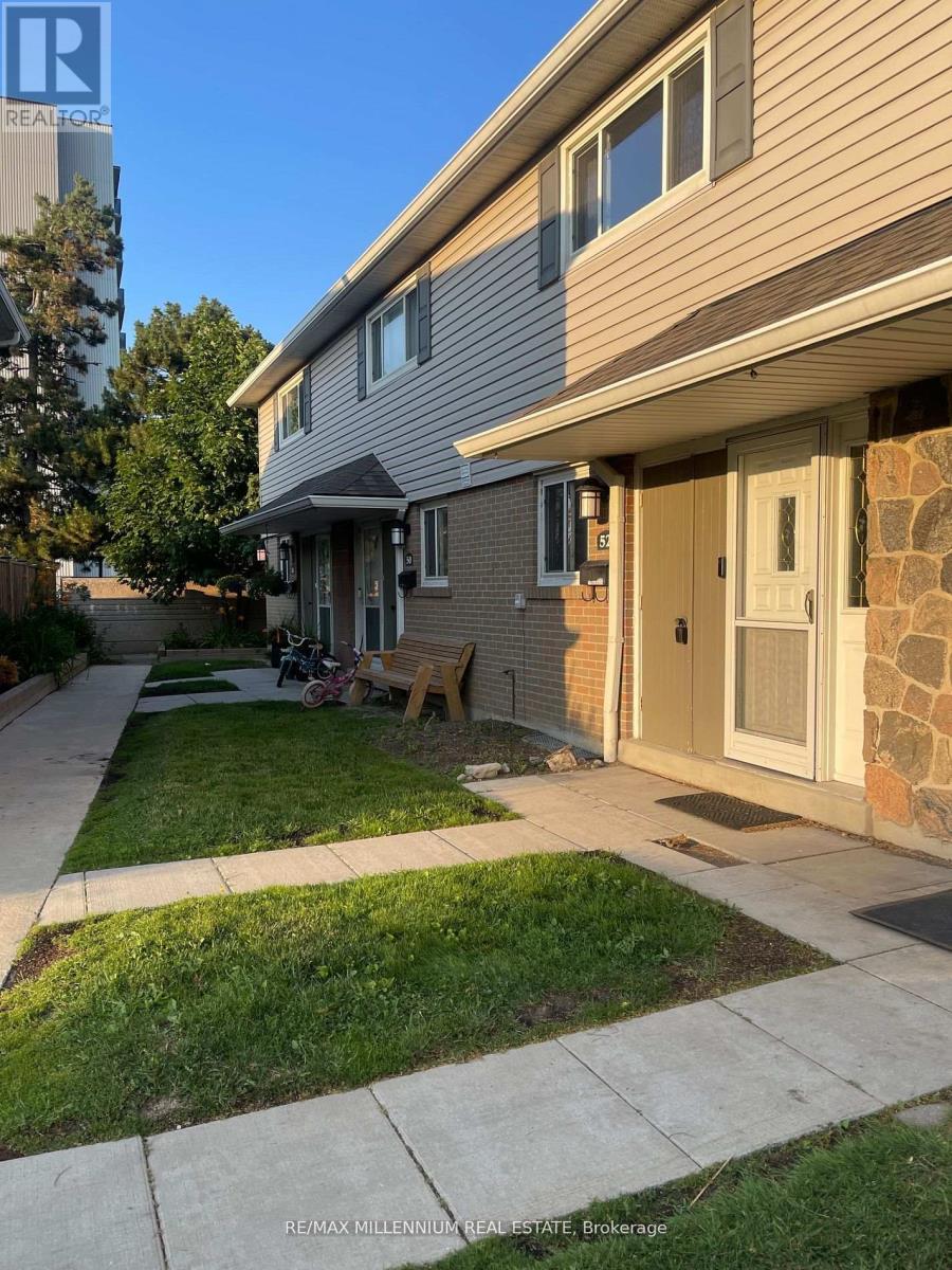 52 Village Court, Brampton (Brampton East), Ontario  L6W 1A6 - Photo 2 - W13105952