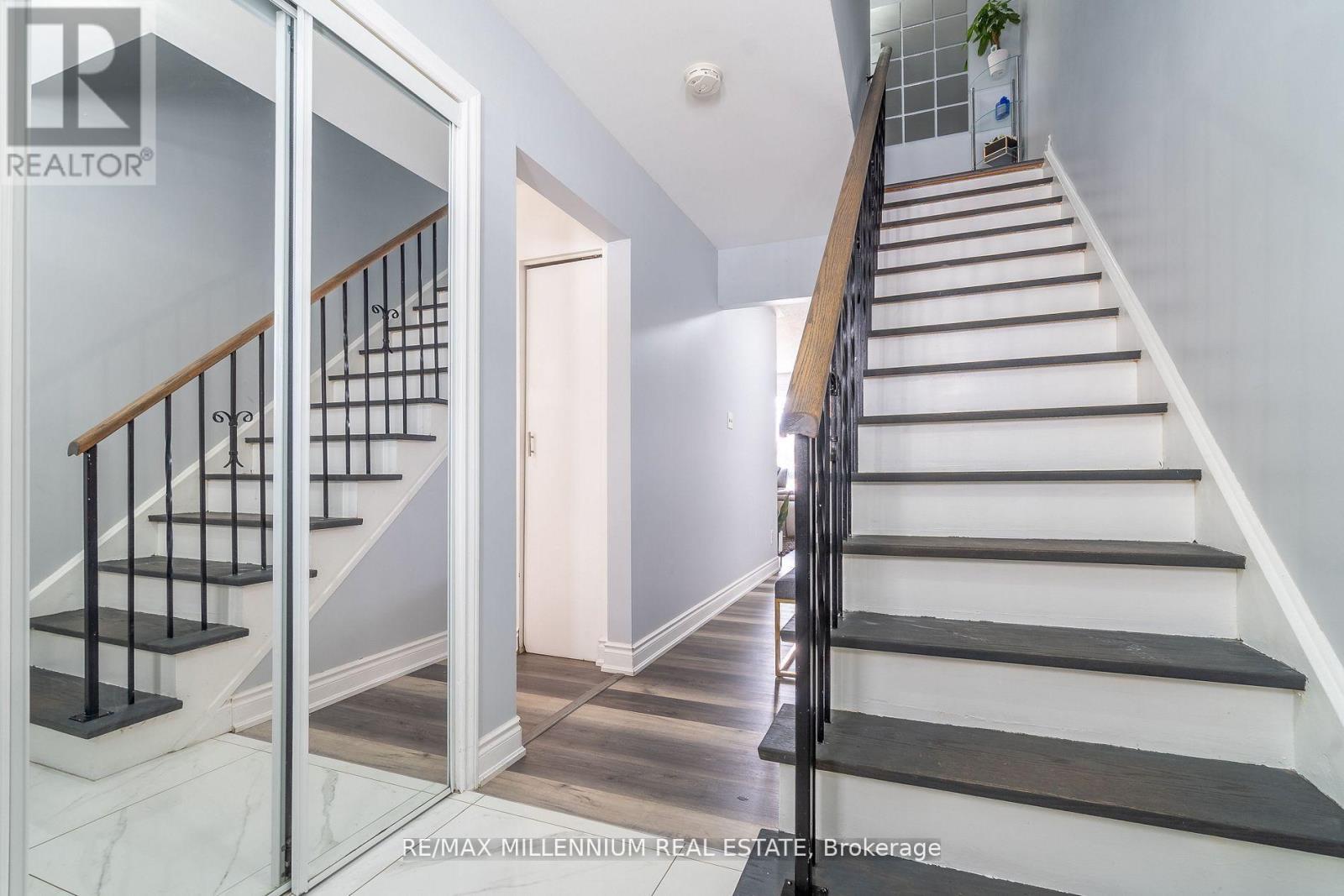 52 Village Court, Brampton (Brampton East), Ontario  L6W 1A6 - Photo 5 - W13105952