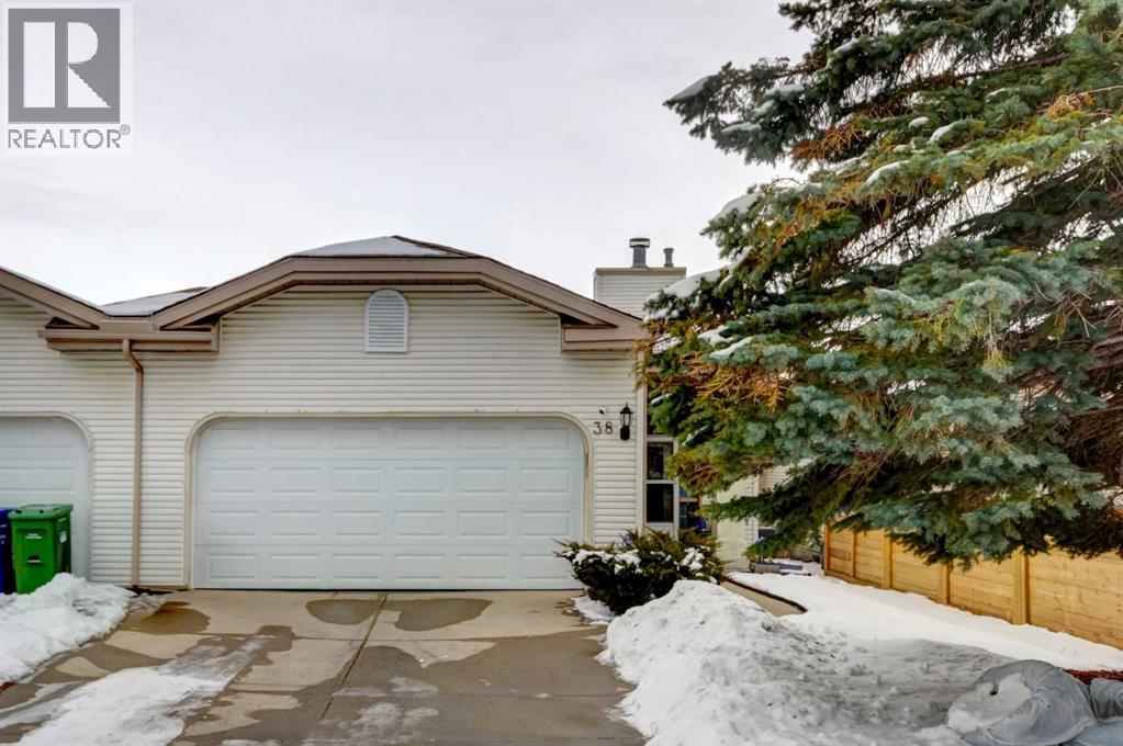 38 Millbank Hill SW, Calgary, Alberta  T2Y 2Y9 - Photo 1 - A2294549