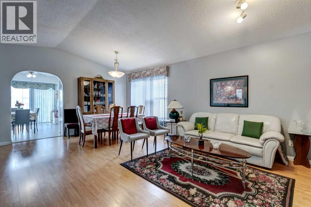 38 Millbank Hill SW, Calgary, Alberta  T2Y 2Y9 - Photo 5 - A2294549