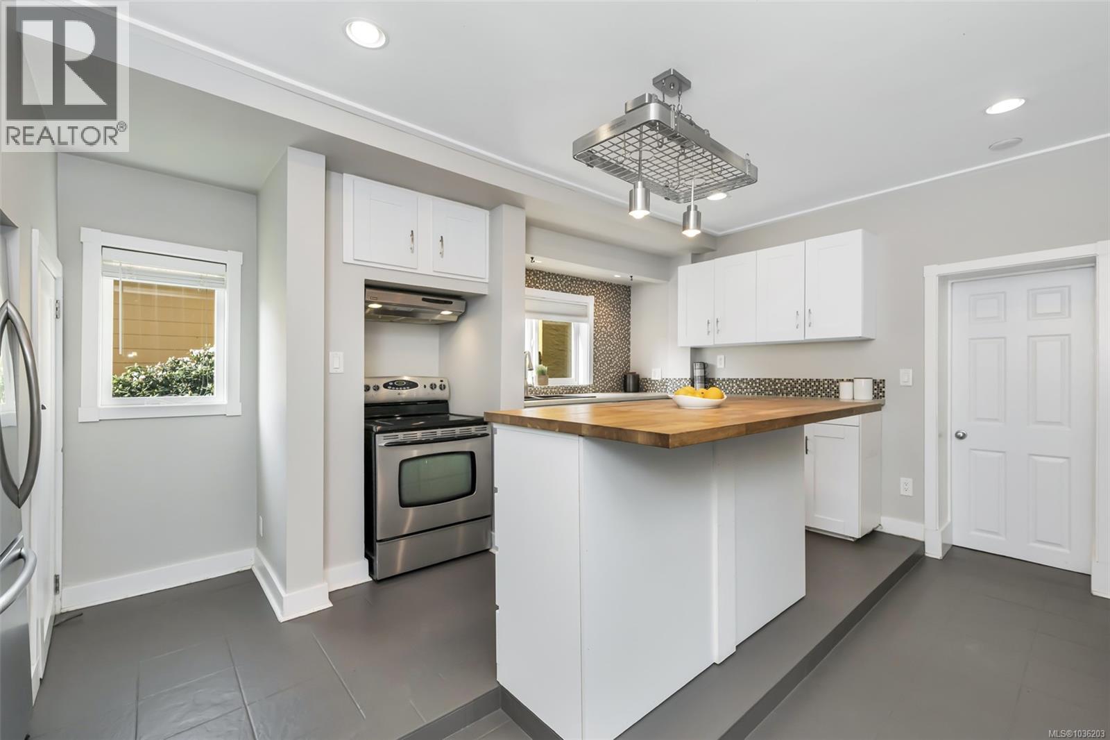 1622 Camosun St, Victoria, British Columbia  V8T 3E6 - Photo 12 - 1036203