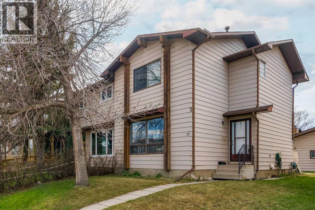19 Bernard Drive NW, Calgary, Alberta  T3K 2B4 - Photo 2 - A2304566