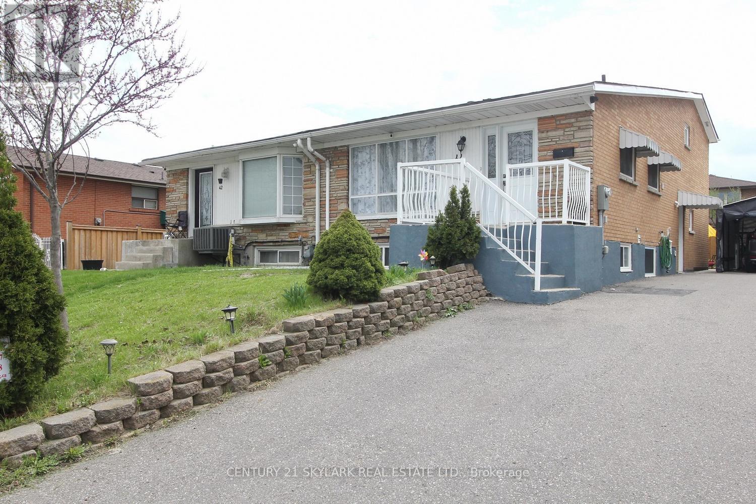 44 Sharon Court, Brampton, Ontario  L6W 3B7 - Photo 2 - W13106054