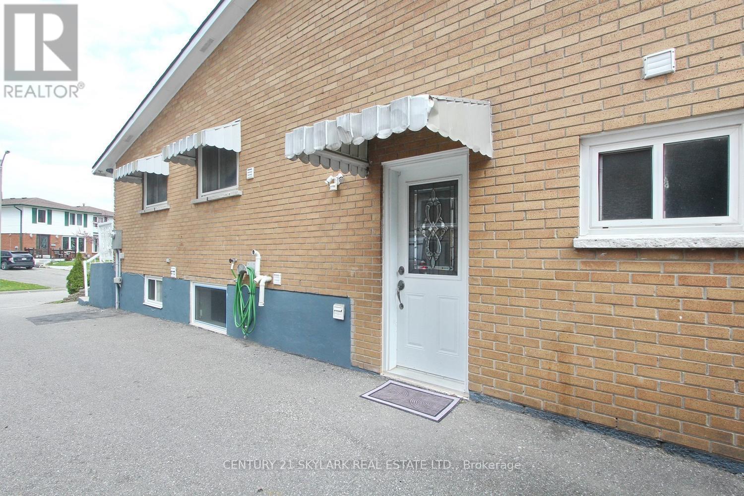 44 Sharon Court, Brampton, Ontario  L6W 3B7 - Photo 4 - W13106054