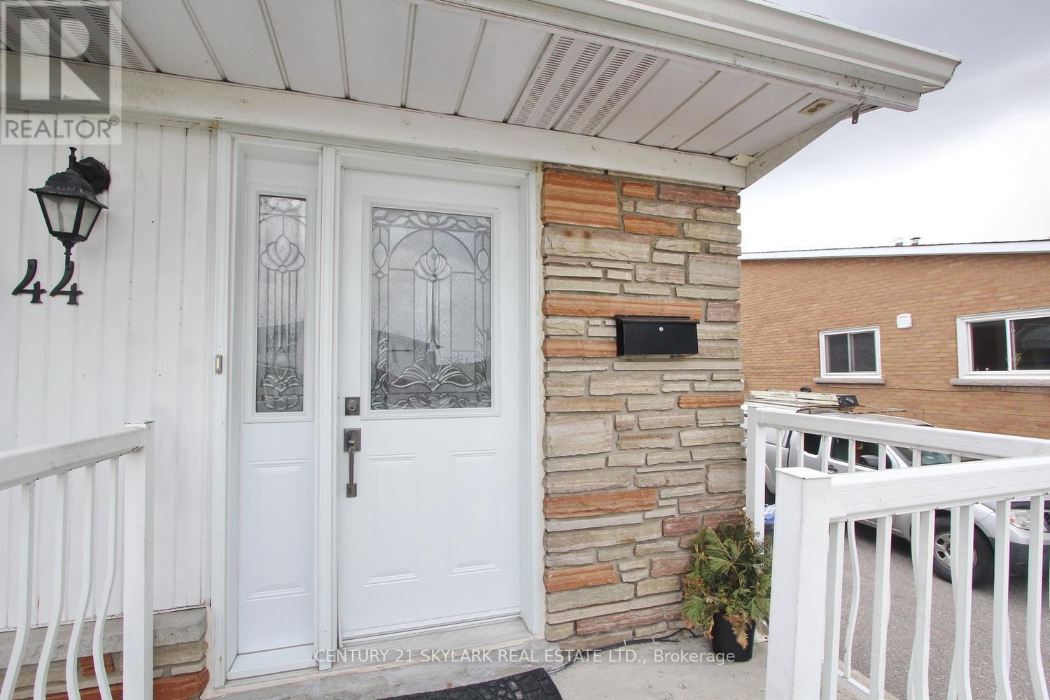 44 Sharon Court, Brampton, Ontario  L6W 3B7 - Photo 5 - W13106054