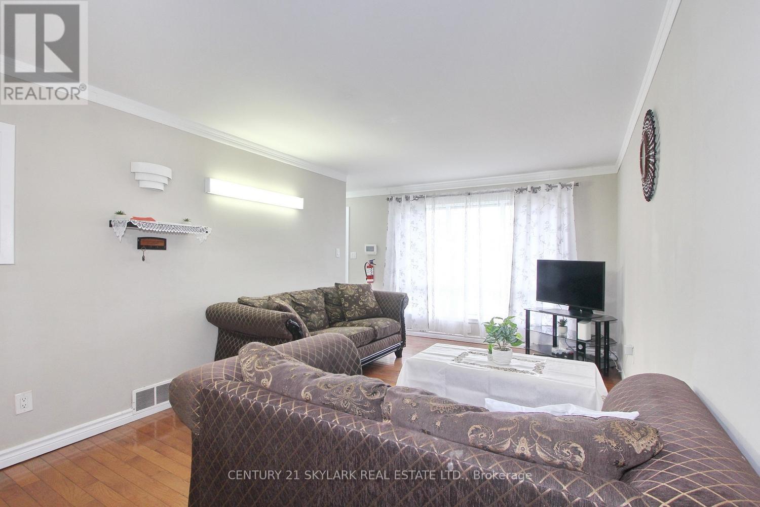 44 Sharon Court, Brampton, Ontario  L6W 3B7 - Photo 9 - W13106054