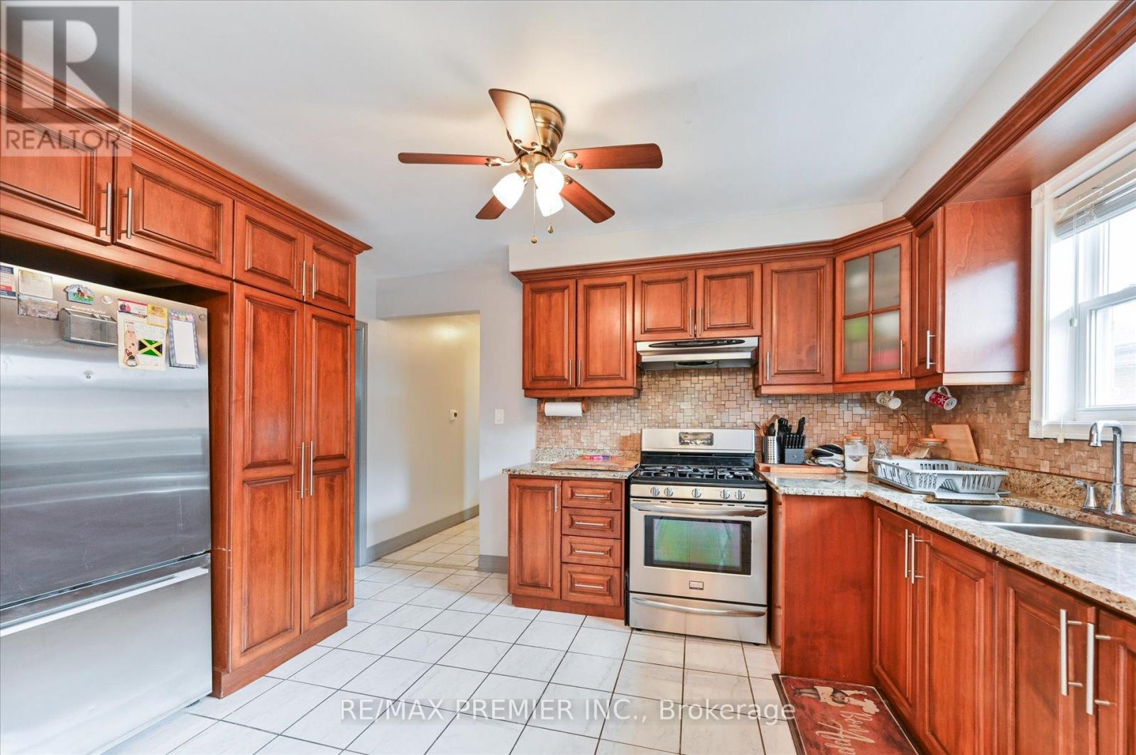39 Jocada Road, Toronto, Ontario  M6L 2J4 - Photo 5 - W13105916