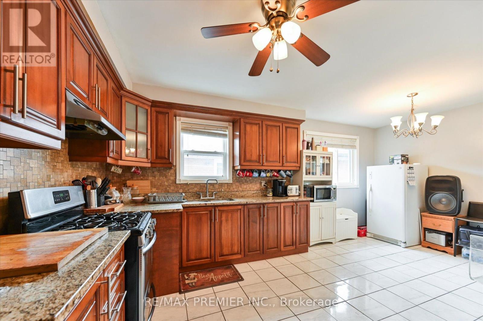 39 Jocada Road, Toronto, Ontario  M6L 2J4 - Photo 4 - W13105916