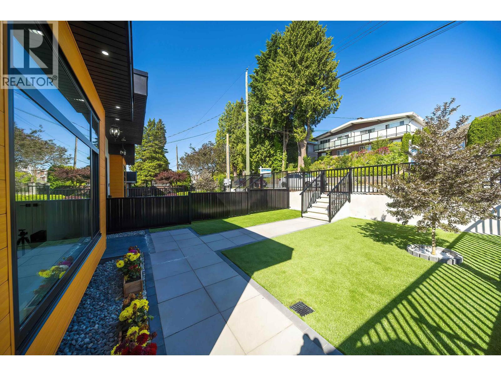 8012 11th Ave, Burnaby, British Columbia  V3N 2N7 - Photo 5 - R3121621