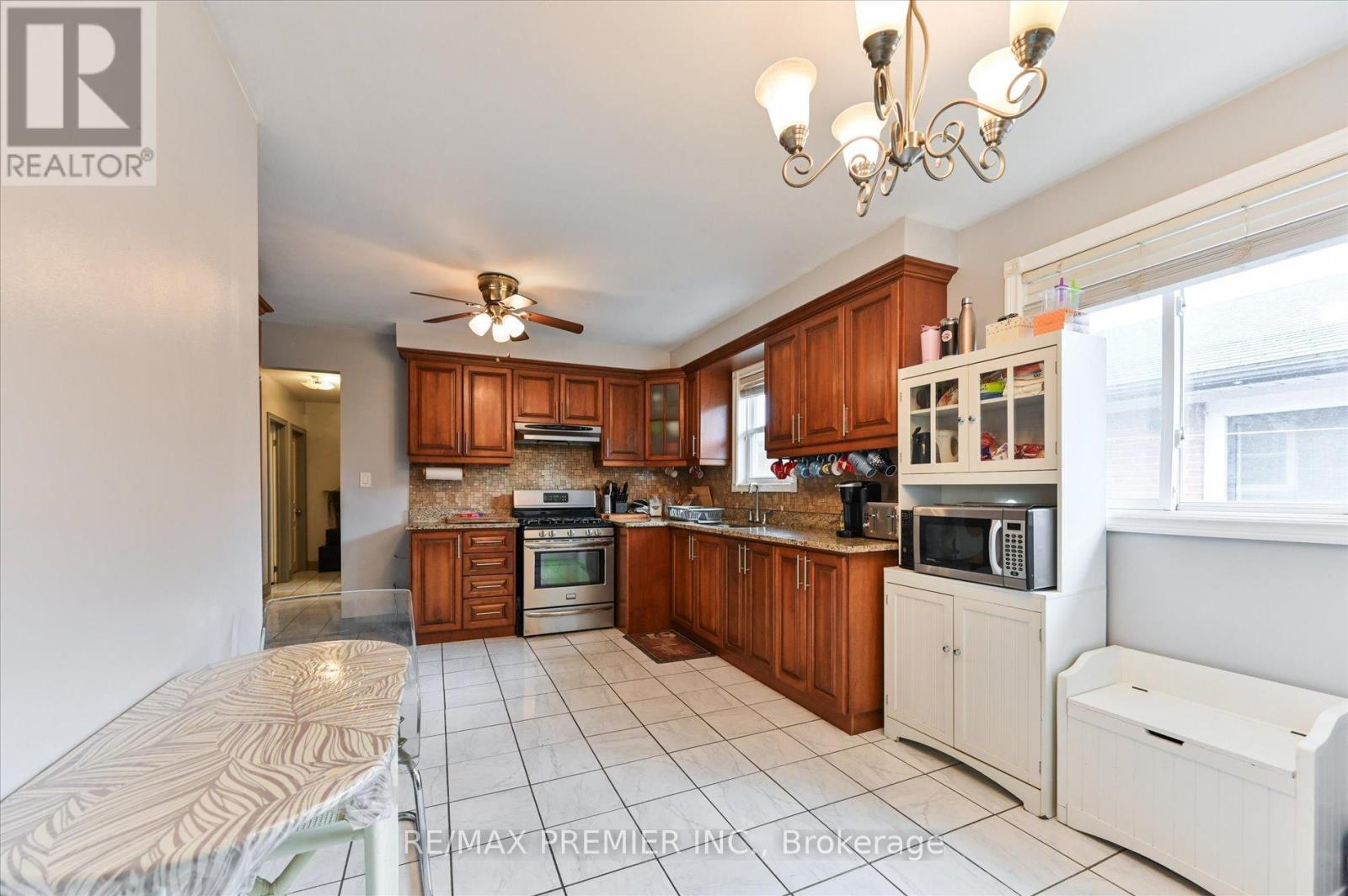 39 Jocada Road, Toronto, Ontario  M6L 2J4 - Photo 3 - W13105916