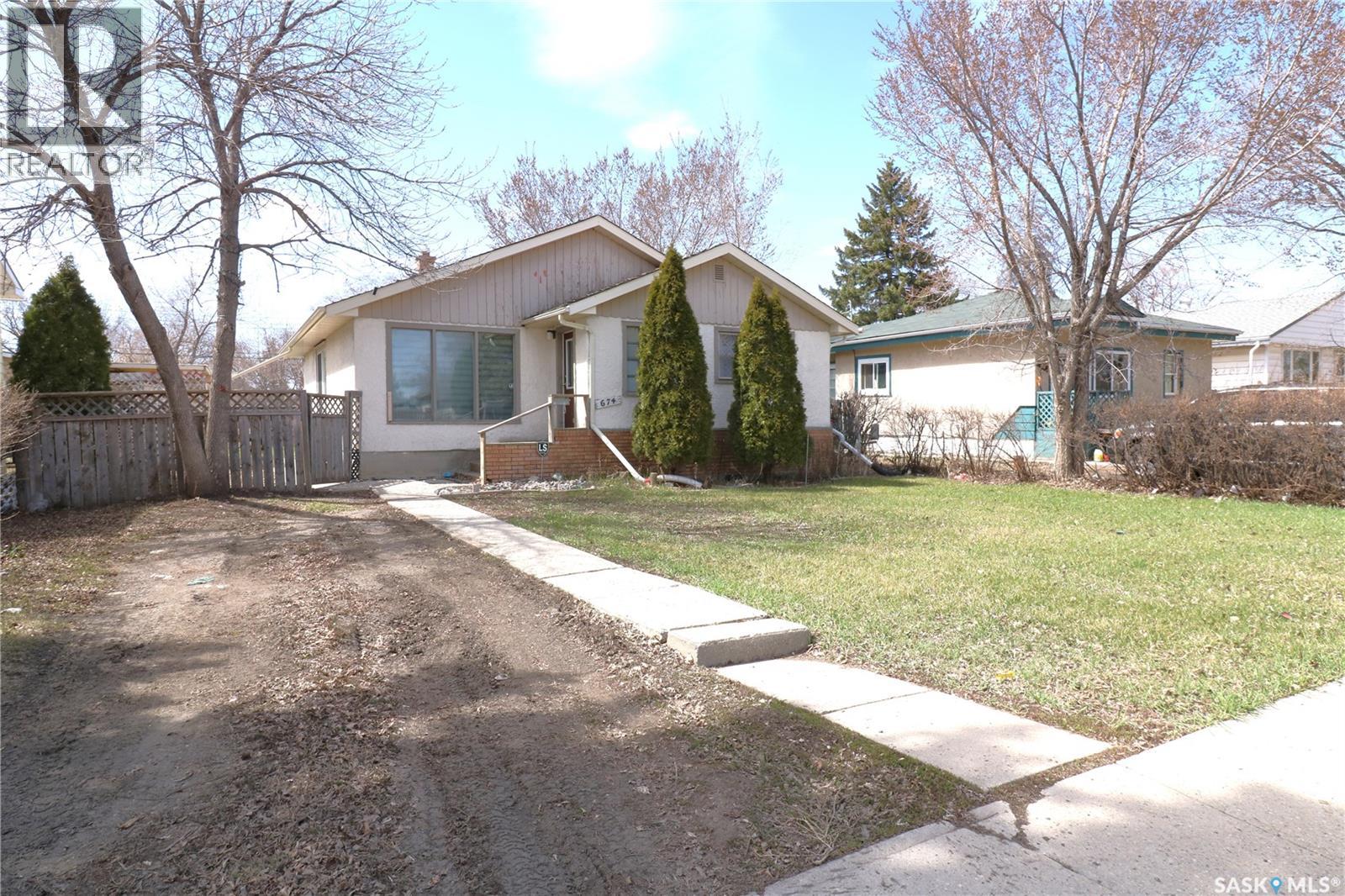 674 Robinson Street, Regina, Saskatchewan  S4T 2L8 - Photo 2 - SK035436