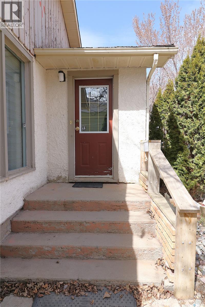 674 Robinson Street, Regina, Saskatchewan  S4T 2L8 - Photo 3 - SK035436