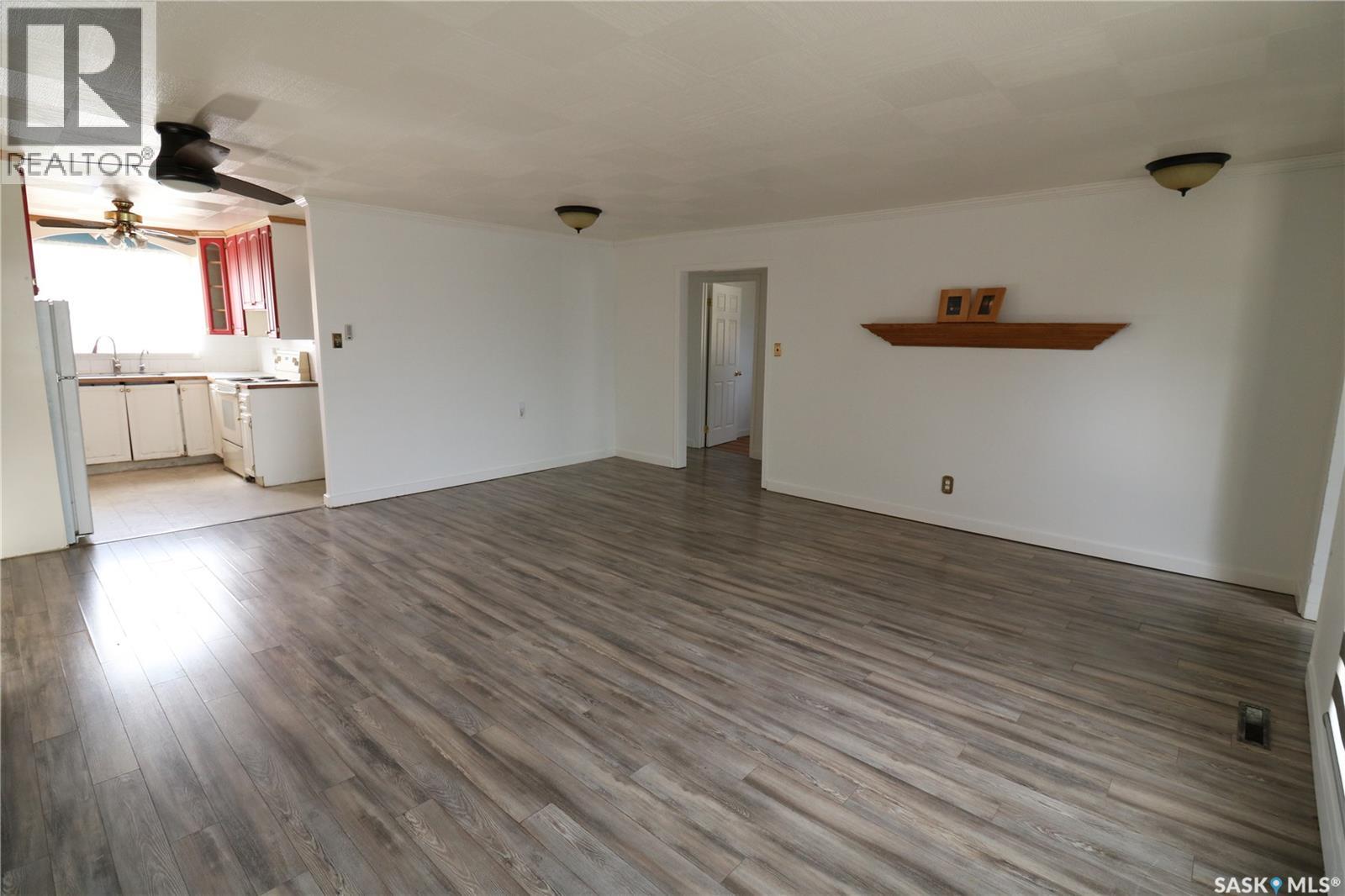 674 Robinson Street, Regina, Saskatchewan  S4T 2L8 - Photo 8 - SK035436