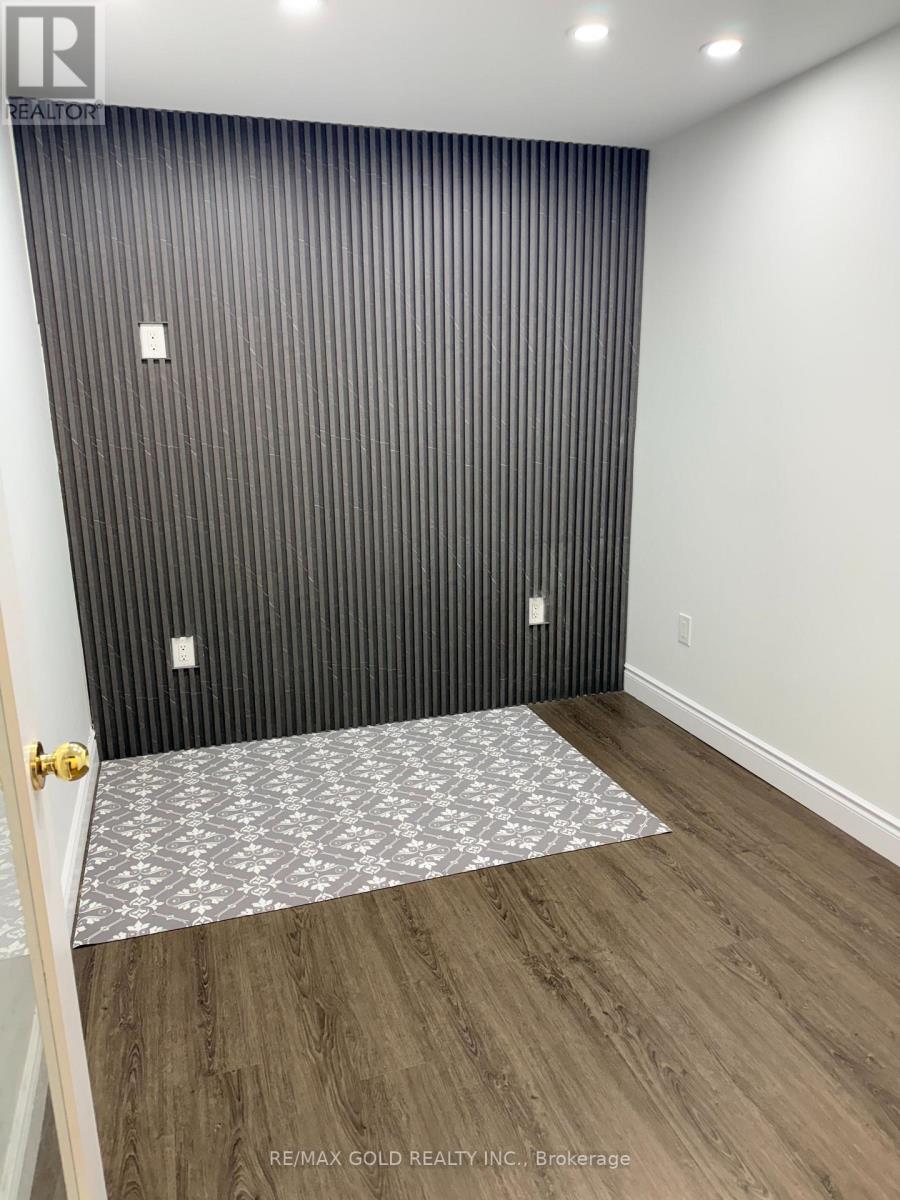 8 - 735 TWAIN AVENUE, Mississauga, Ontario