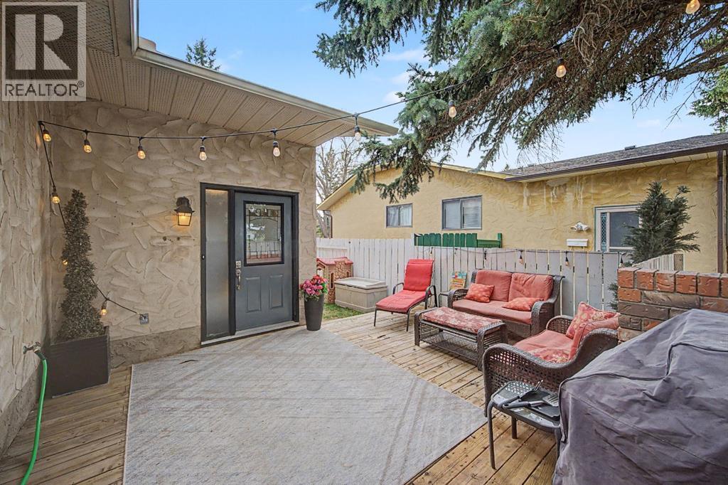 359 Woodvale Crescent SW, Calgary, Alberta  T2W 3L3 - Photo 2 - A2307643