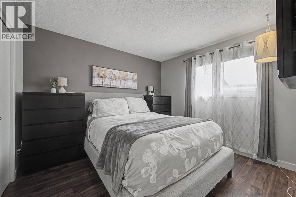 359 Woodvale Crescent SW, Calgary, Alberta  T2W 3L3 - Photo 11 - A2307643