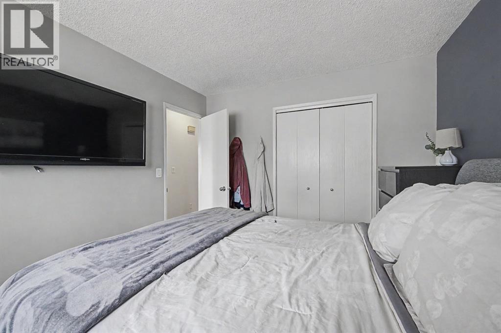 359 Woodvale Crescent SW, Calgary, Alberta  T2W 3L3 - Photo 13 - A2307643