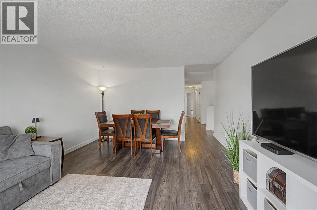 359 Woodvale Crescent SW, Calgary, Alberta  T2W 3L3 - Photo 9 - A2307643