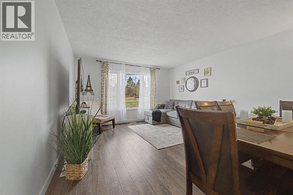 359 Woodvale Crescent SW, Calgary, Alberta  T2W 3L3 - Photo 4 - A2307643