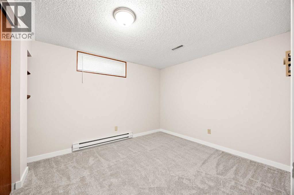 7720 Hunterquay Road Nw, Calgary, Alberta  T2K 4T8 - Photo 38 - A2308100