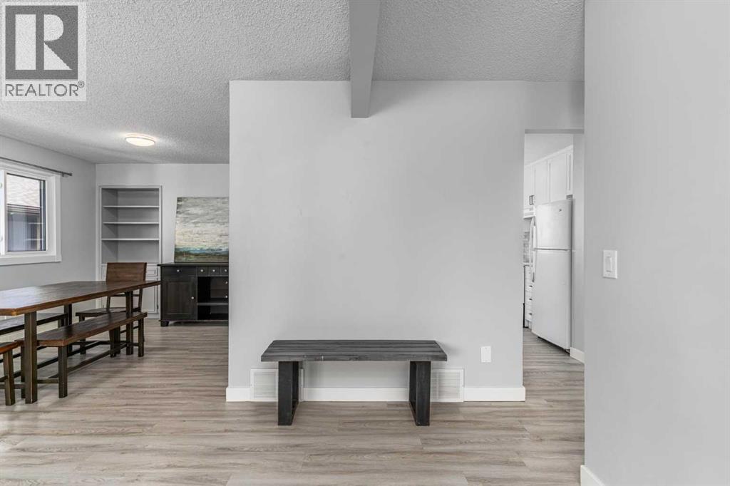 36 Bearberry Crescent NW, Calgary, Alberta  T3K 1R2 - Photo 5 - A2308419