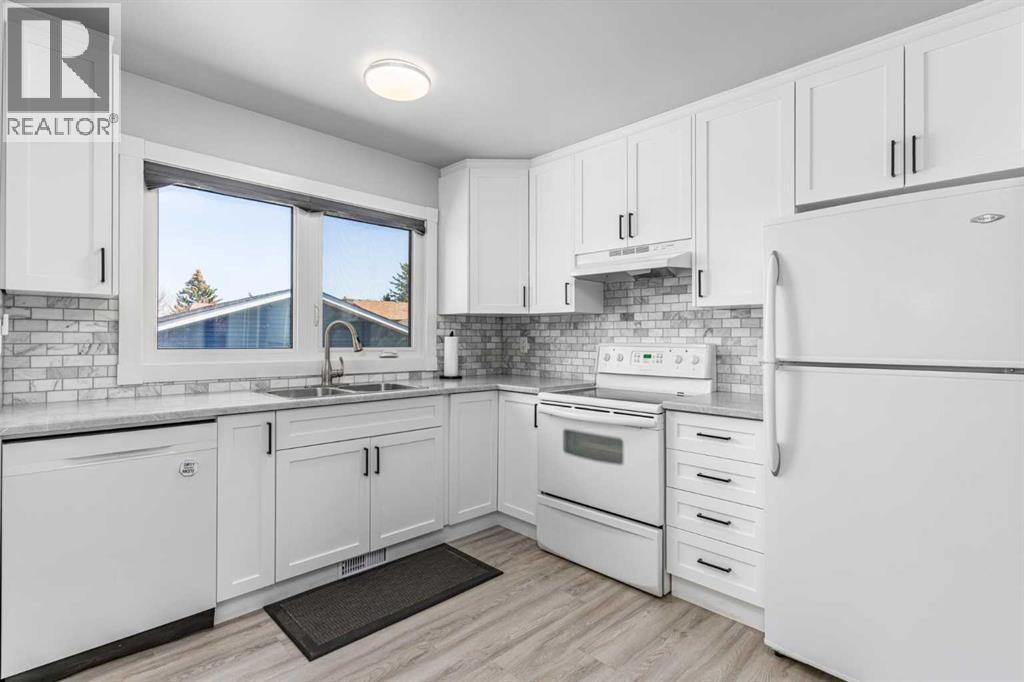 36 Bearberry Crescent NW, Calgary, Alberta  T3K 1R2 - Photo 11 - A2308419