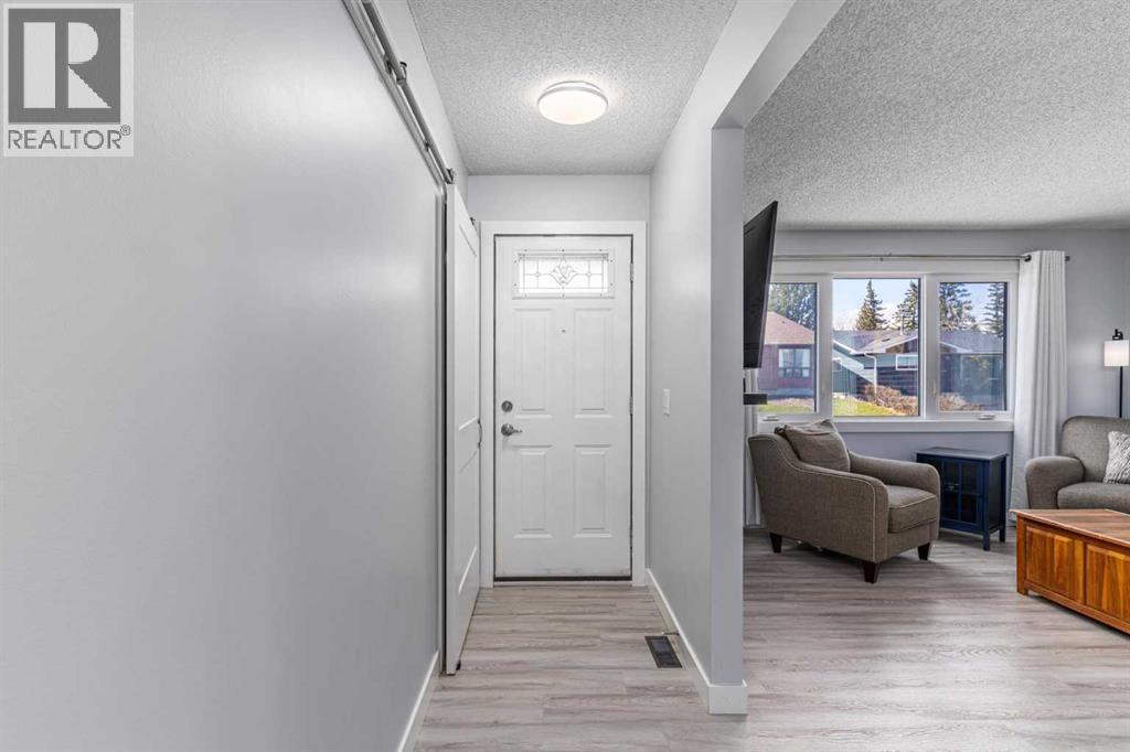 36 Bearberry Crescent NW, Calgary, Alberta  T3K 1R2 - Photo 4 - A2308419