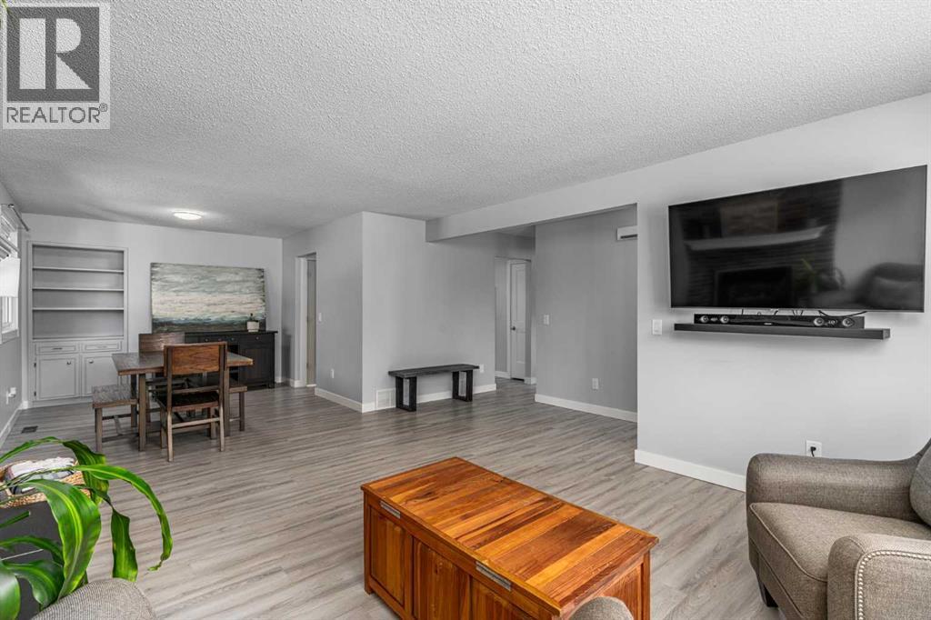 36 Bearberry Crescent NW, Calgary, Alberta  T3K 1R2 - Photo 8 - A2308419